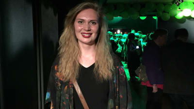 Amanda Pasanen deltar i De grönas valvaka på Tavastia i Helsingfors.