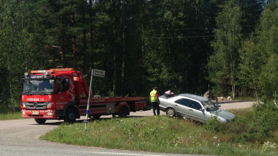 Östermans Alltrans bogserar bort övergiven bil.
