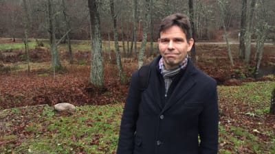 En man i en blå rock.