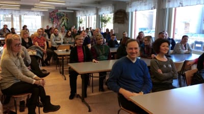 Föräldrar på informationsmöte på Sirkkala skola.