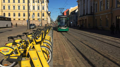 En lång rad av stadens gula lånecyklar i en ställning vid Senatstorget.