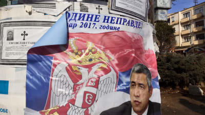 En politisk reklamskylt i den serbiska delen av staden Mitrovica i Kosovo