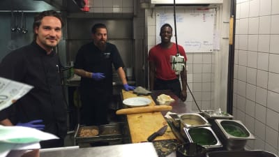 Köksarbetare jobbar på i restaurang Blanko i Åbo.