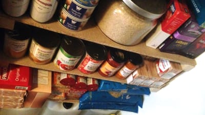 En prepper ser till att ha sina förråd fyllda ifall något oväntat inträffar.