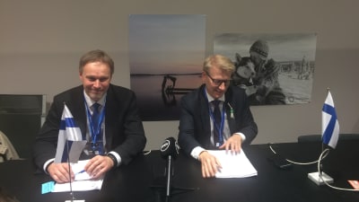 Finlands chefsförhandlare Harri Laurikka  och miljöminister Kimmo Tiilikainen då klimatavtal nåddes i Paris 12.12.2015.