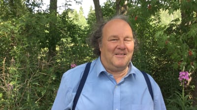 Anders Albrecht i sin trädgård