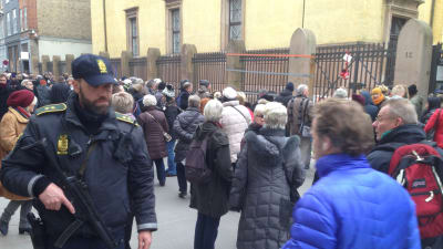 Beväpnad polis dagen efter terrordådet, utanför judiska synagogan i Köpenhamn, febr 2015
