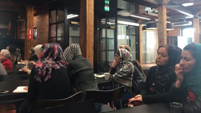 Kvinnliga afghanska journalister på studiebesök i Finland