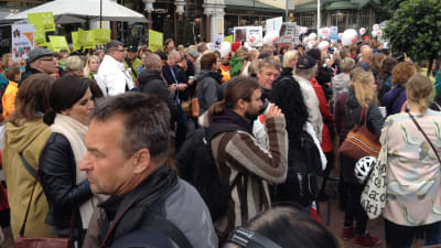 Hundratals finländare demonstrerade mot sänkta biståndspengar.