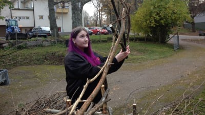 Vuokko Annala testar hur huvudet ska bli