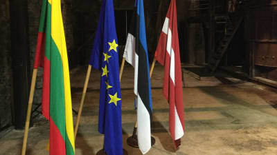 Litauens, EUs, Estlands och Lettlands flaggor.
