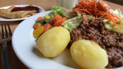 lunchportion med potatis och köttfärssås