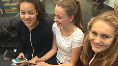 Nästan inga sociala medier är femtonåringarna Rebecca Nugent, Tega Oke och Carolina Eklund främmande.