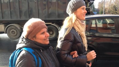 Paulina Hannus och Susanna Björkell mitt i trafiken