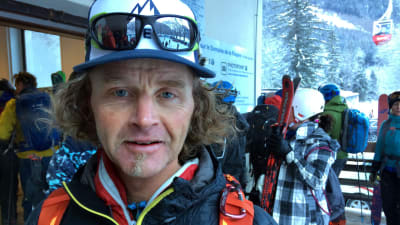 Krister Jonsson, bergsguide som arbetat ett tiotals år i Alperna, tycker att myndigheterna ge fördelar åt turister som reser miljövänligt.