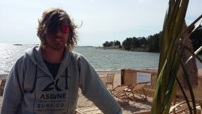 Anders Augustssons Beach Bar Plagen i Hangö har fått nytt strandområde med solstolar.