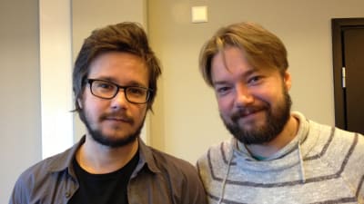 Skådespelarbröderna Willehard och Jan Korander spelar polisbröderna Charles och Östen Berglund i filmen Lola uppochner