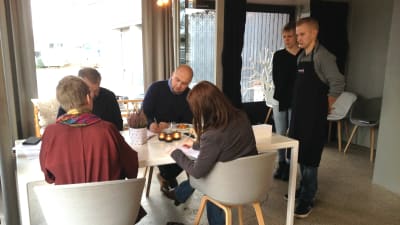 Jessica Kock och Tommy Nyholm från Skogsjö gård presenterar sin rätt för juryn.