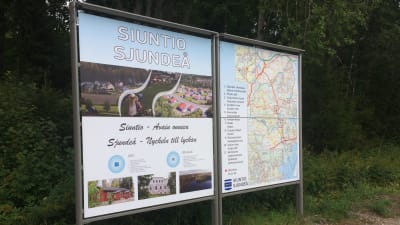 En skylt med information om Sjundeå.