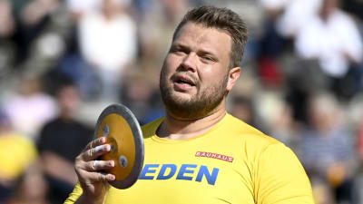 Daniel Ståhl gör sig beredd för att kasta i Sverigekampen.