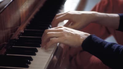 En man spelar piano