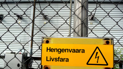 Skylt som varnar för livfara och elstöt.