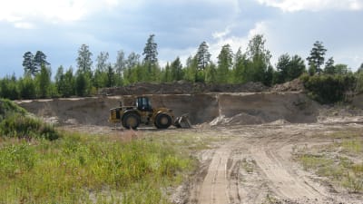 Sandtäkt och traktor. En sandbank där backsvalors bon ska ha förstörts-