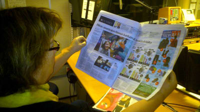 Camilla Berggren studerar förnyade Helsingin Sanomat