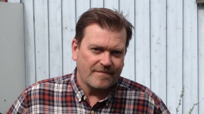 Kolumnisten Jukka Relander är bekymrad över lax- och öringbestånden.