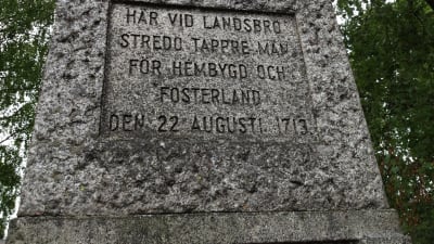 En minnessten med texten: Här vid Landsbro stredo tappre män för hembygd och fosterland den 22 augusti 1713.