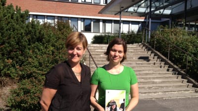 Modersmålslärarna Annette Granvik, t.h. och Anne Ahlqvist t.v. i Helsinge skola håller i den nya boken Skolspråk och lärande