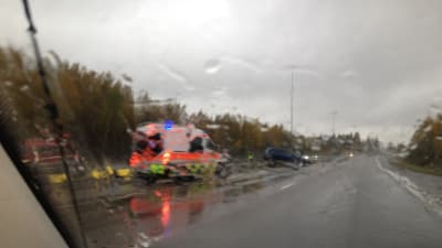 Bil kört upp på mitträcket på E18