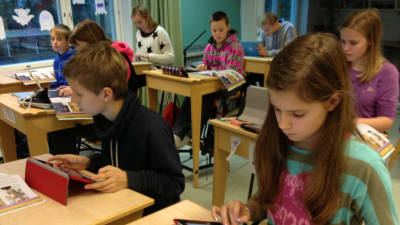 Femteklassare i Kyrkoby skola i Pojo med sina lärplattor