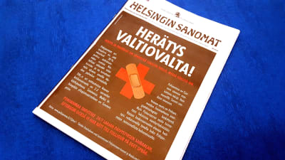 Helsingin Sanomats första sida som pryds av en helsidesannons om behovet av omfattande jour på Vasa centralsjukhus.