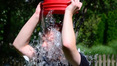 I ice bucket challenge häller man en hink iskallt vatten över sig för att uppmärksamma sjukdomen ALS.