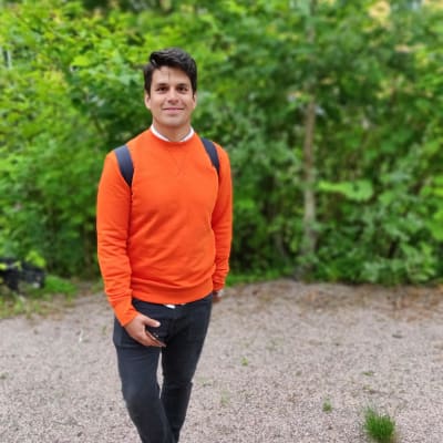 Luis Benalcazar står framför ett träd.