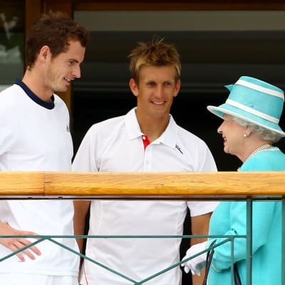 Andy Murray (vas.) ja Jarkko Nieminen tapasivat kuningatar Elisabetin Wimbledonissa 2010.