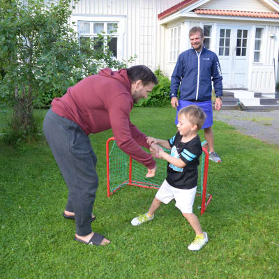 Nelivuotias Julius haastaa isänsä, olympiapainija Jarkko Ala-Huikun tämän tuosta nurmikkopainiin. Erotuomarin tehtäviin pääsi toinen ilmajokelainen olympiapainija Tero Välimäki.