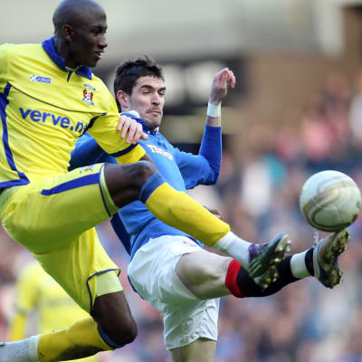 Mohamadou Sissoko i en närkamp med Kyle Lafferty i den skotska högstaligan.