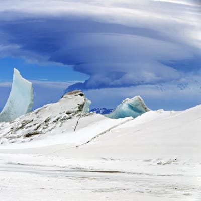 Moln nära vulkanen Mount Discovery på Antarktis.