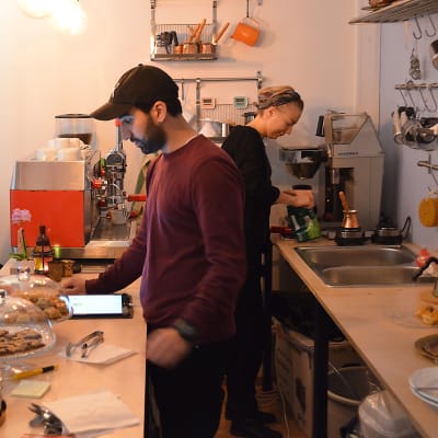 Wisam Abud betjänar en kund på Cafe Damascus.