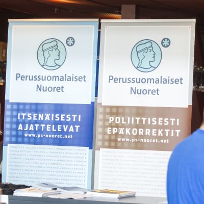 Två plakat med text på finska vid Sannfinländarnas partikongress i Åbo sommaren 2015