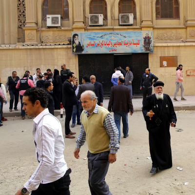 Människor utanför den angripna kyrkan utanför Kairo.