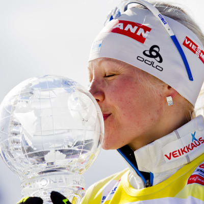 Kaisa Mäkäräinen med pokal.