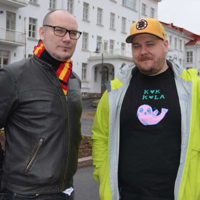 Toni Kurkimäki ja Mikko Jokipii Seinäjoen vanhan keskussairaalan edustalla