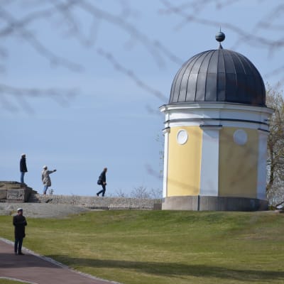 Första maj-firande i Brunnsparken i Helsingfors år 2020. Folk beundrar Ursas observatorium.