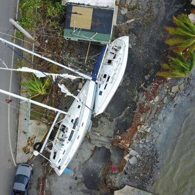 Segelbåtar har kastats upp på land i Puerto Rico av orkanen Maria 