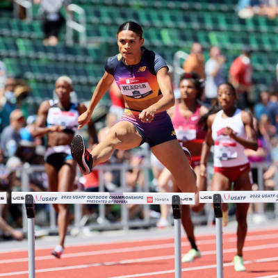 Sydney McLaughlin ylittää aidan.