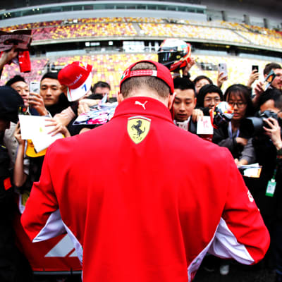 Kimi Räikkönen skriver autografer i Shanghai 2018.