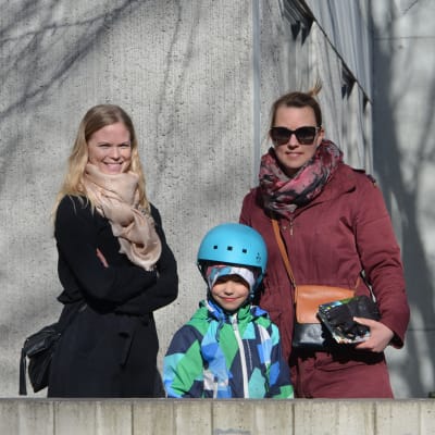 Karolina Salminen och Sonja Klärck tillsammans med Klärcks son Joonas som står mellan dem.